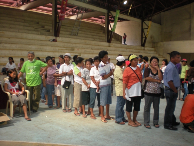 Line waiting to consult with a doctor, at the Mun. Gym in Roxas. Thank you Mayor Dy and Michelle for your support.