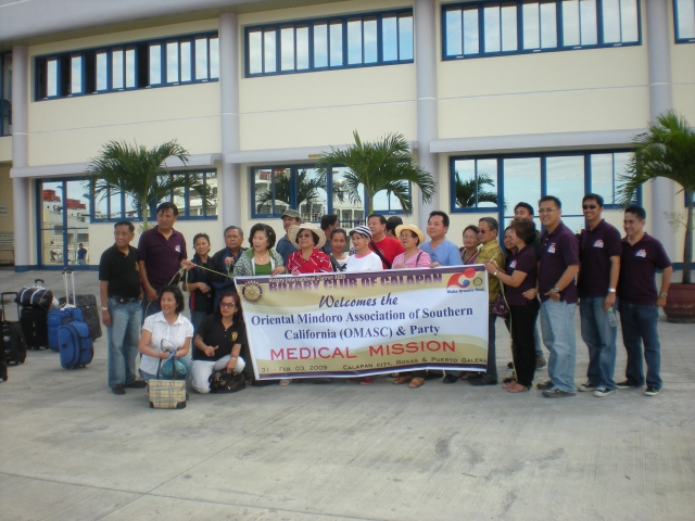Warm welcome to the USTMAASC at the Calapan Pier by the Rotary Club of Calapan. Rotarians are wearing purple shirts,Willie Apacible, Pres. 3rd from right